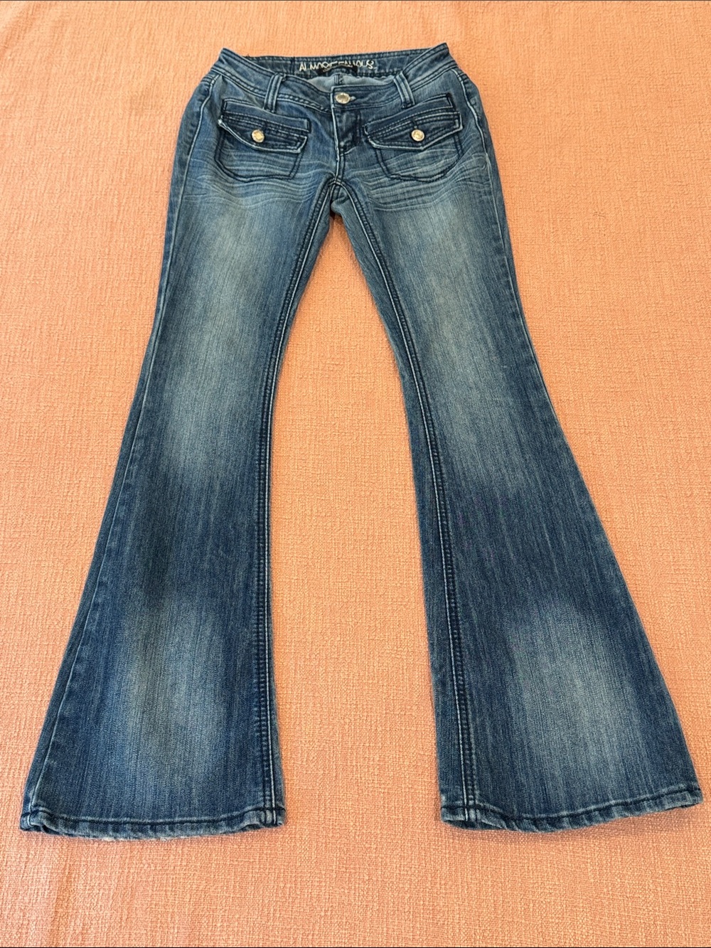Y2K wm’s W25L32 low rise Blue Flared Jeans with embroidered back pockets